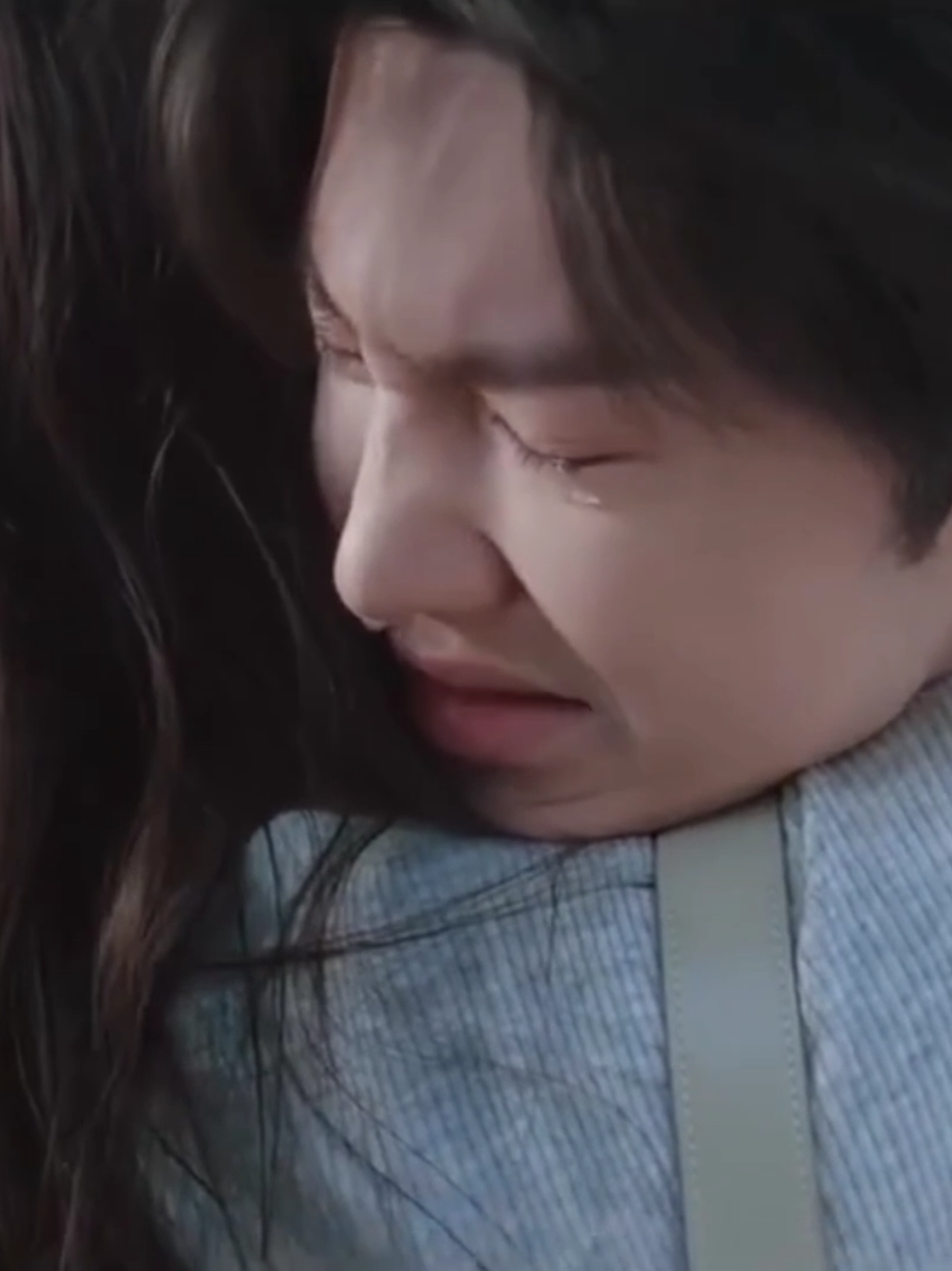 Kalo kemarin the first frost di edit pake lagu ini udah sakit, pas hidden love lebih sakit lagi. Cintanya sang zhi yang buat dia layak di perjuangkan jiaxu mati-matian. Bayangin aja, Sang zhi bertahun-tahun menyimpan perasaan ke Duan jiaxu, ga perduli gimana sulitnya kondisi jiaxu saat itu, tapi sang zhi tetap mencintainya dengan tulus. Sang zhi juga beruntung karna mencintai orang yang tepat, laki-laki hebat seperti jiaxu. Saat dia sadar dia mempunyai perasaan ke sang zhi awalnya dia sempat ragu, tapi setelah dia yakin dia ga pernah lagi ngelepasin sang zhi, bahkan saat dia tau bahwa sang zhi punya perasaan yang sama kaya dia, tapi dia tetap mau mengejar sang zhi. dia rela melepaskan pekerjaannya, dan milih membangun bisnis di kota tempat tinggal sang zhi, supaya sang zhi ga jauh dari keluarganya.  #hiddenlovecdrama #duanjiaxu #sangzhi #foryoupage #fypシ゚ #dracinrecommended #dracin #cdramaedit #hiddenlove #zhaolusi #chenzheyuan #fyp #hiddenlove #dracinlovers #aminpalingserius 