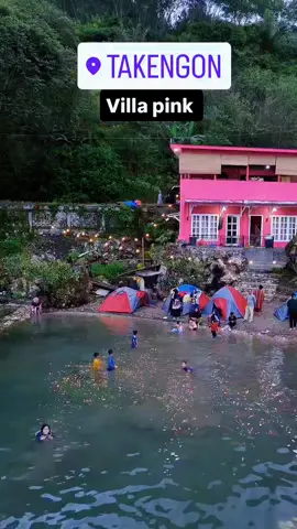 Villa pink, kolam renang nya langsung danau laut tawar 😍  Bersih & nyaman untuk anak2 mandi di danau. #villapink #takengon #danaulauttawar #danau #aceh #indonesia #jalanjalan 