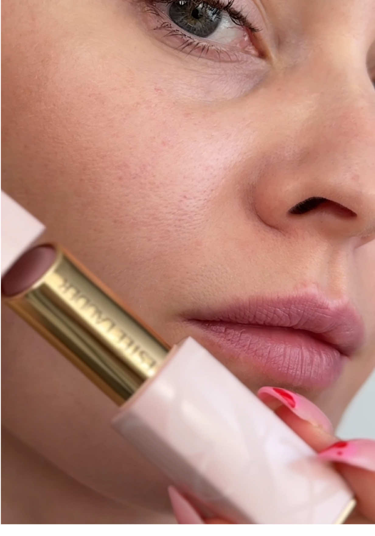 Natural Lip Makeup with juicy yummy gloss from @Estée Lauder #creatorsearchinsights #giftedbyesteelauder #lipbalm #makeup #skincare #lipstick #lipgloss #beautyhacks 