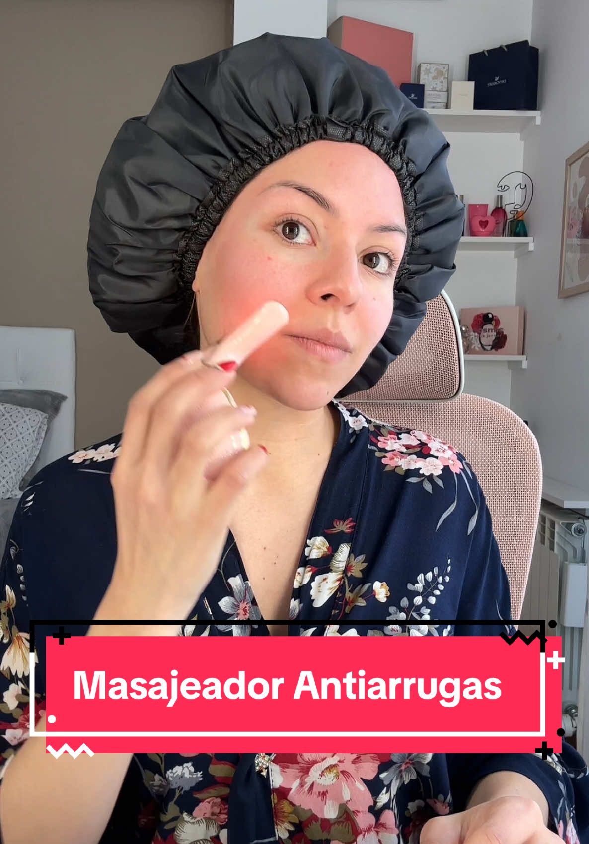 Si tienes este masajeador facial antiarrugas, probablemente NO lo estés usando bien… y por eso crees que no sirve🤯 Este tipo de dispositivos NECESITAN gel conductor para hacer la conexión correcta entre el masajeador, tu piel y los productos de skincare. ✨ 🔹 Luz verde: calma la piel y mejora el acné. 🔹 Luz azul: controla grasa y previene imperfecciones. 🔹 Luz roja: estimula colágeno y reduce líneas de expresión. Úsalo con movimientos suaves y hacia arriba para mejores resultados, además de ser constante ya que ningún dispositivo de estos es mágico.  (Por cierto, no soy experta y recurrí a una para dar esta información) Y si quieres probarlo, lo encuentras en la cesta amarilla. 🛍️💛 #SkincareTips #MasajeadorFacial #GlowSkin #skincare #TikTokShop #creatorsearchinsights 