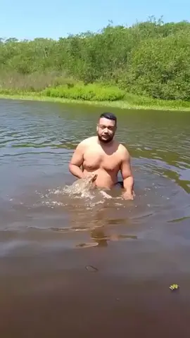 🐊 Este hombre se estaba bañando tranquilamente cuando algo le tocó la pierna y lo sacó del agua a la fuerza... ¡era un cocodrilo!  📲 ¡No dudes en seguirnos para no perderte este y muchos vídeos más! #Cocodrilo #Agua #Rio #Colombia #baño #ataque