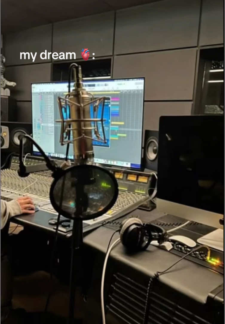 Chase your dreams 🫀 #singer #dream #fyp #manifest #singing #musician 