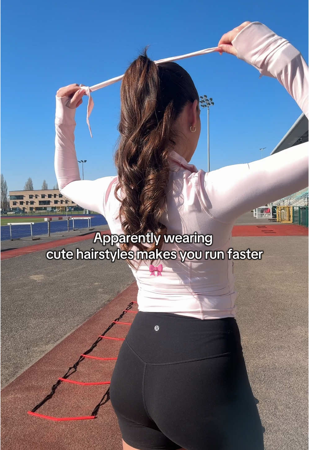 I don’t make the rules 🎀  @lorealparisuk @lululemon @Tangle Teezer  #hairtok #hair #skin #makeup #heatlesscurls #runningwrapped #gymhair #runninghairstyles #bowhairstyle 