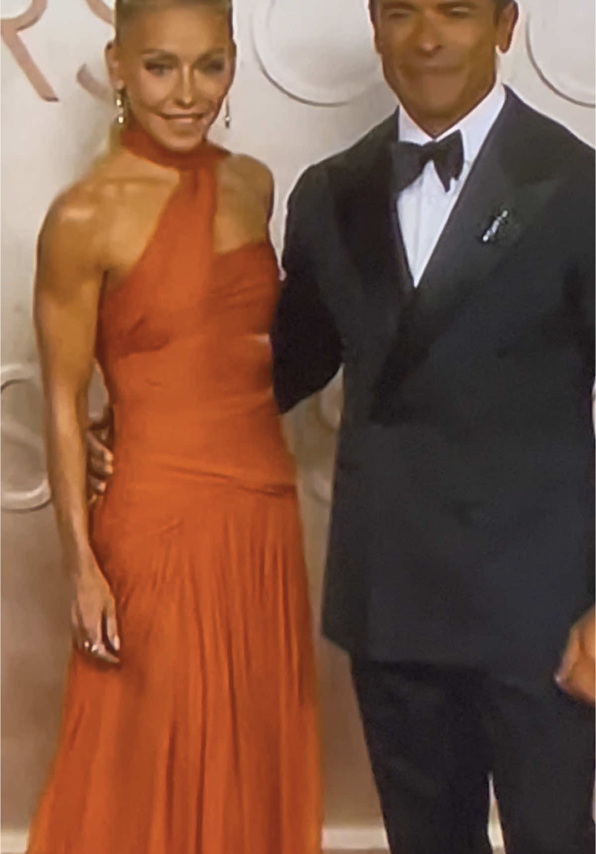 I love you @KellyandMarklive #kellyripa #markconsuelos #fashion #fashiononrock #julianamodine #modeoui #tiktokparter #Oscars2025 #oscars #fyp 