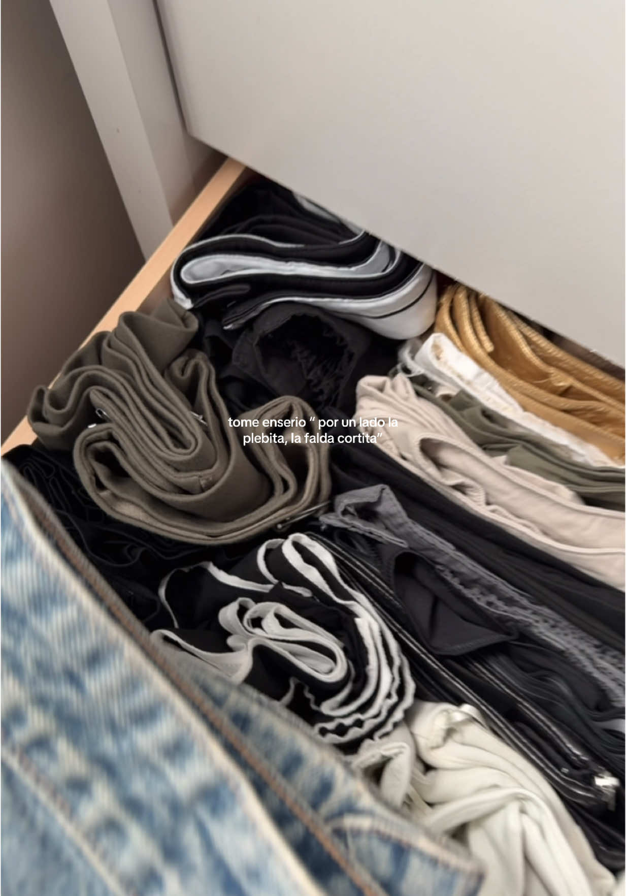 i loveeee skirts over dresses 🤌🏻🤭⭐️ #falda #skirts #denim #denimskirt #outfit #closet 