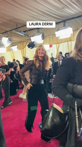 mother! #lauradern arrives at the #oscars. #livefrome #awardseason 