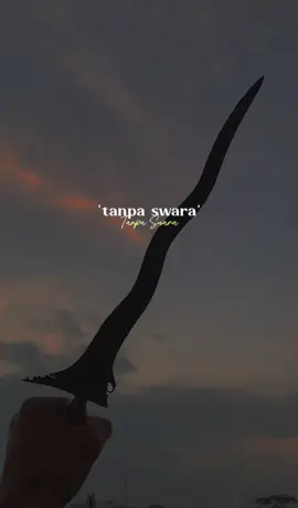 Filosofi Keris Pandawa Cinarita  PANDAWA CINARITA, merupakan salah satu dhapur keris luk 5 memiliki sogokan rangkap, kembang kacang, jalen, lambe gajah dan greneng. Bilahnya ada yang nglimpo ada juga yang nggigir sapi karena memakai odo-odo seperti keris yang satu ini. Pandawa Cinarita memiliki filosofi bahwa ada 5 suri tauladhan yang bisa diambil dalam cerita pewayangan. Pandawa yang artinya lima anak Pandu yang terdiri dari lima orang: Yudistira, Bima, Arjuna, Nakula dan Sadewa. Sedangkan Cinarita artinya diceritakan atau dikisahkan, yang mana kelima Pandawa itu telah diceritakan sebagai tokoh protagonis dalam Mahabharata yang setiap personalnya memiliki karakter dan watak yang berbeda-beda dan saling melengkapi. #kerisjawa#kerispusaka #budaya #warisanleluhur #budayajawa #budayajawa #budayanusantara🇲🇨 #kolektorkeris #kolektor #pusaka #kerisindonesia #keristosanaji #tosanajipusaka #pusakanusantara #kerispandawacinarito  #tosanaji #kolektorpusaka #tangguhhbsepuh  #pamorwoswutah  #kerisageman #budayaindonesia #pusakaindonesia #indonesia #keriskuno #kerissepuh #jualkeris #antik #unik #kerislangka #malaysia #singapura #kerisageman #baliindonesia2021❤️