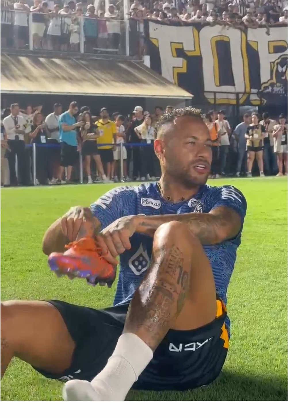 Preparando a chuteira! #tiktokesportes #sportsontiktok #SantosFC #neymarjr #neymar 