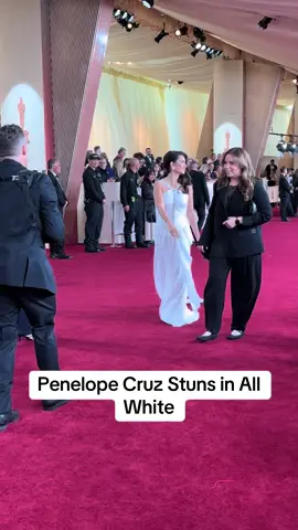 Actress #PenelopeCruz stuns in all white as she hits the #Oscars red carpet. 