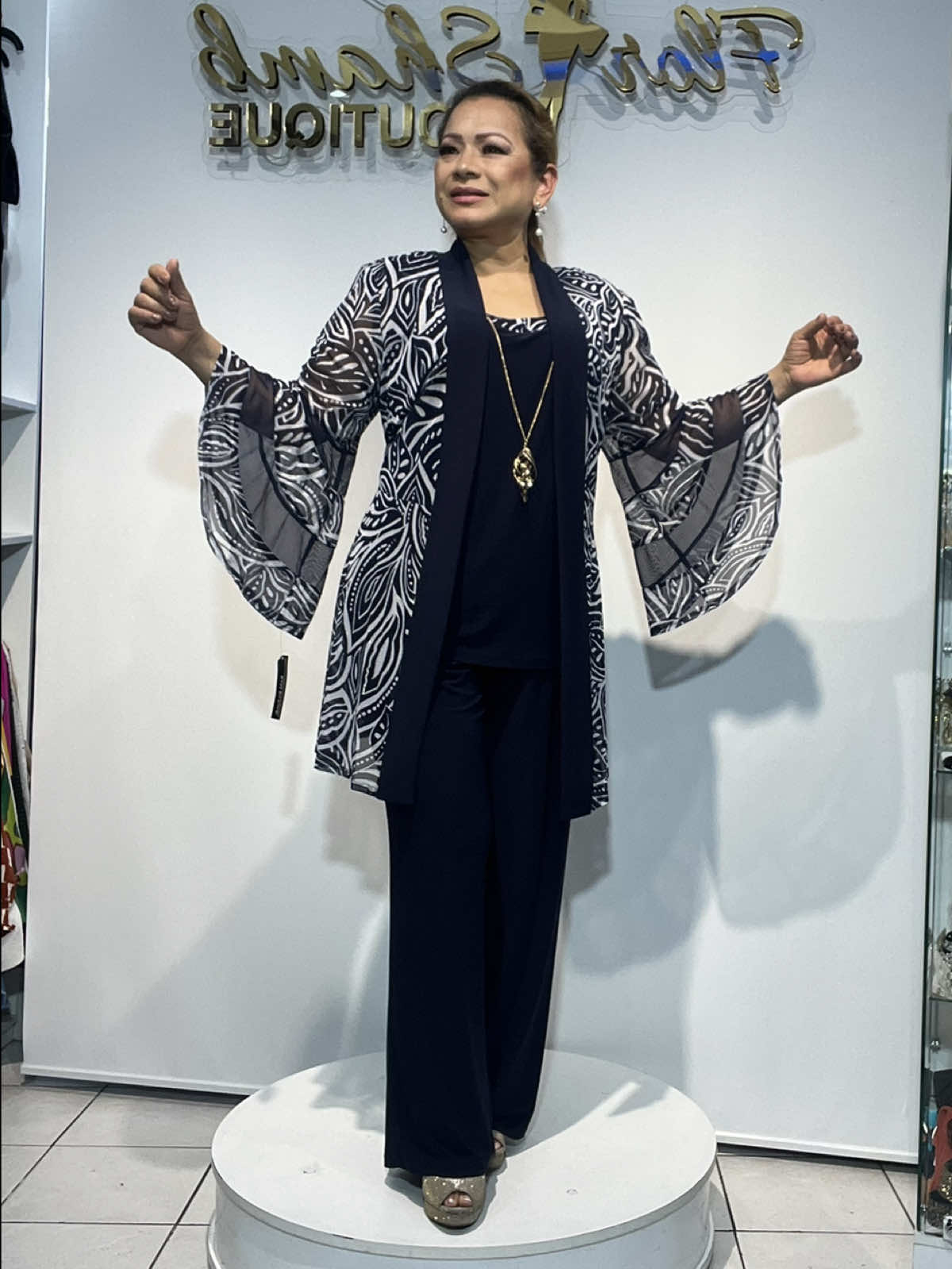 💙 Lo encuentras en FLOR SHAMB BOUTIQUE, conjuntos con pantalón para señoras, tallas 14,16, 18. Estamos en Quito                                   Envíos a nivel nacional al: 📲099 467 8166 Ubicación: 📍Edmundo Carvajal y el Cóndor (Quito) #quito_ecuador🇪🇨 #conjuntos #blusa #cahqueta #pantalon #azul #negro #casual #outfit #señora #exclusivo #estampado #moderno #azogues #loja #cañar #sucumbios #ambato #tena #riobamba #otavalo 