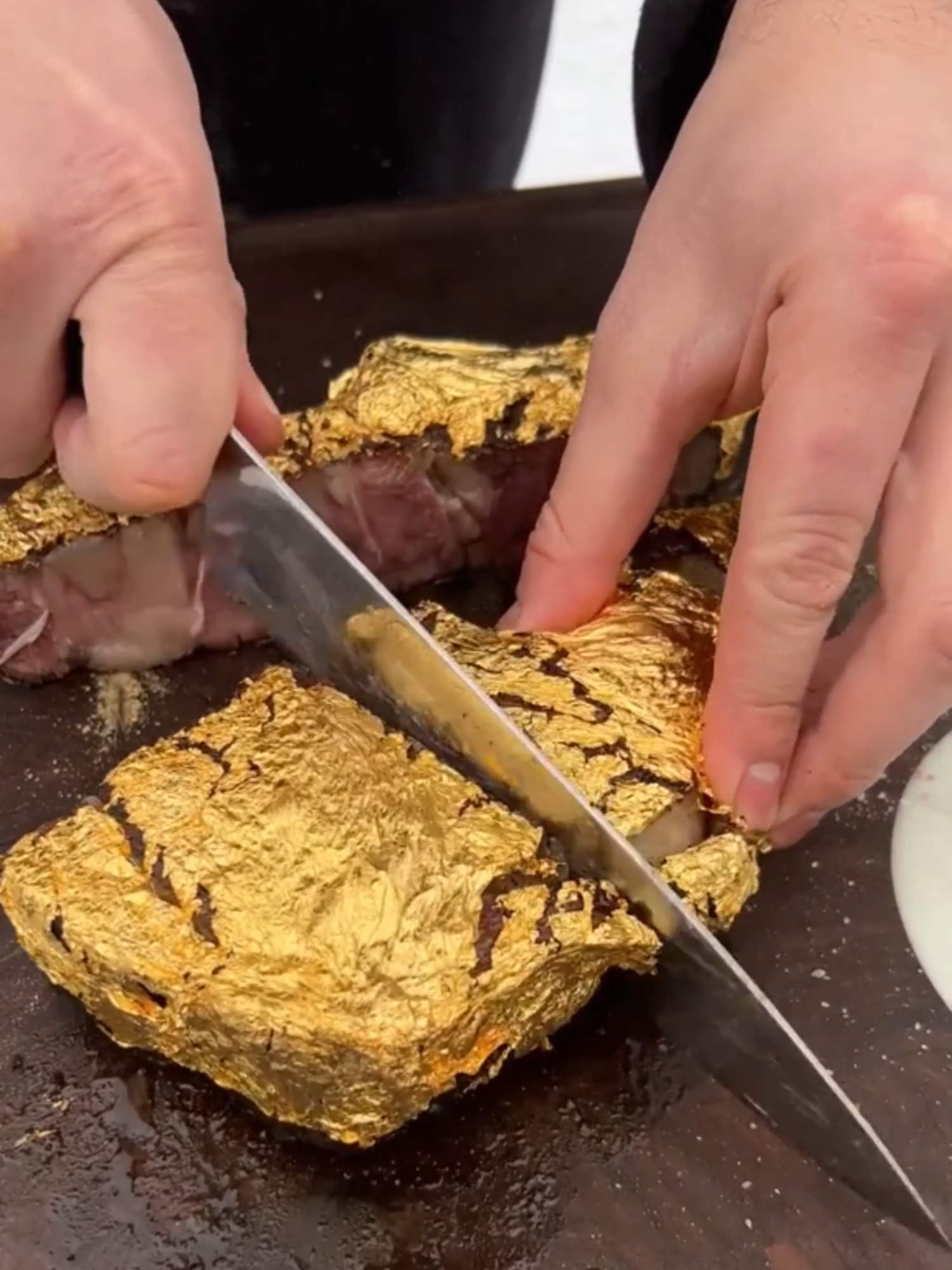 ¿Por Qué Sigue Siendo Una Tendencia El Oro En La Comida? 🤔 #OroComestible #Gastronomía #Lujo #Innovación #Tendencias #ComidaExótica #Curiosidades #TikTokViral #Chef #ExperienciaÚnica