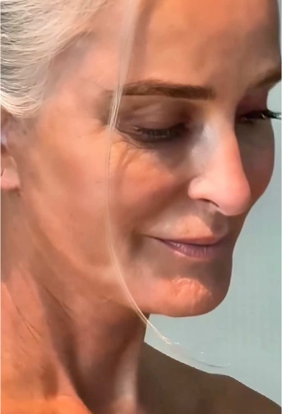 60 AND FLAWLESS: AN INTERNATIONAL MODEL’S ANTI-AGING SKIN ROUTINE REVEALED. 