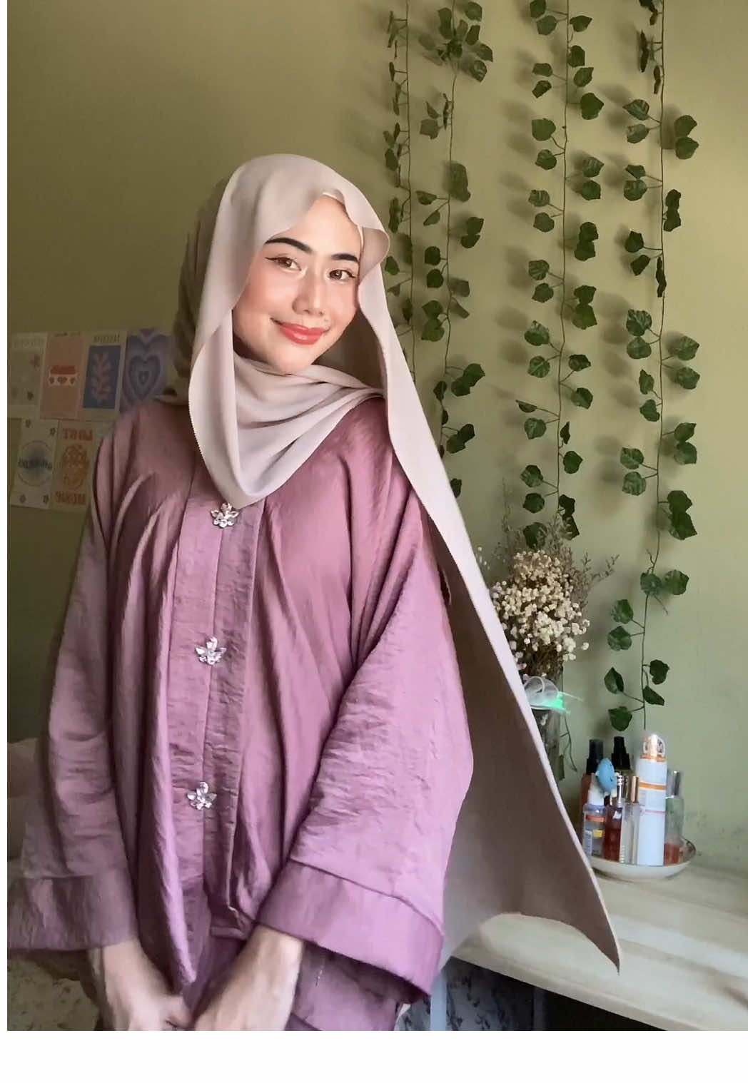 Get ready with Diela Kebaya Kaftan in dusty pink💗 #kebayakaftan #kebayabaggy #kaftanviral #temaraya2025 #raya2025 #kaftanpremium #kaftanpario #kebaya #caftan 