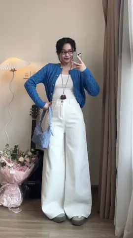 Quần jean ống rộng màu trắng cho các nàng muốn làm mới cho tủ đồ jeans. #247store #quanongrong #quanjeannu #thinhhanh #quanjeanongrong #quanjeantrang 