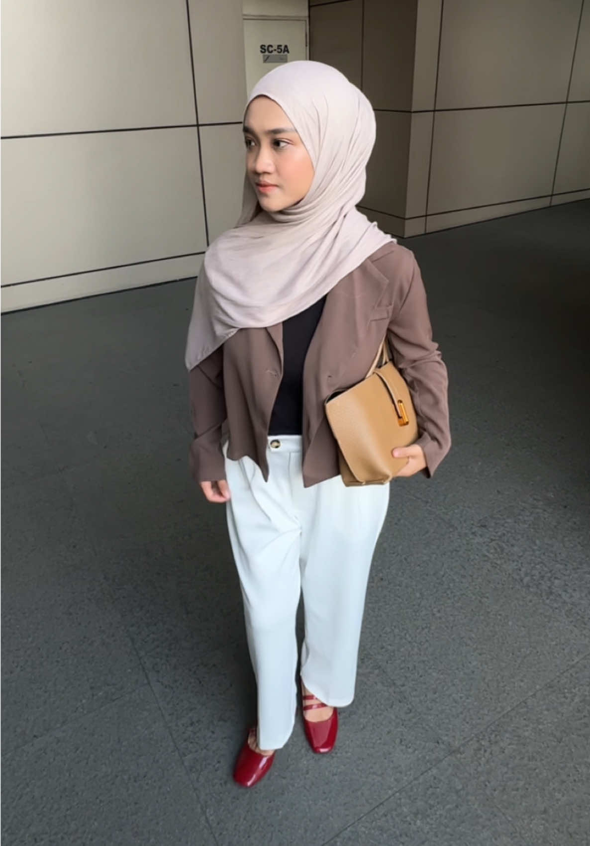 Nemuin celana broken white ini, cocok banget buat dipake lebaran nanti🥹 #rekomendasicelana #atalascarves #celana #celanakantor #rekomendasicelana #celanapanjang #brownoutfit 