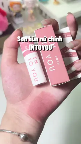 Màu xinh lắm mấy bà, chất son đỉnh khỏi bàn #intoyou #sonbunnuchinh #sonbun #unboxingvideo #viral #siyka #makeup @INTO YOU.VN 
