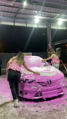 Tamda öyle 😉 #cade #tamda #öyle #araba #yıkama #kızlar #köpük #neon #pembe #m  #sarışınlar #megane4 #müzik #mini #etek #modifiye #dekor 
