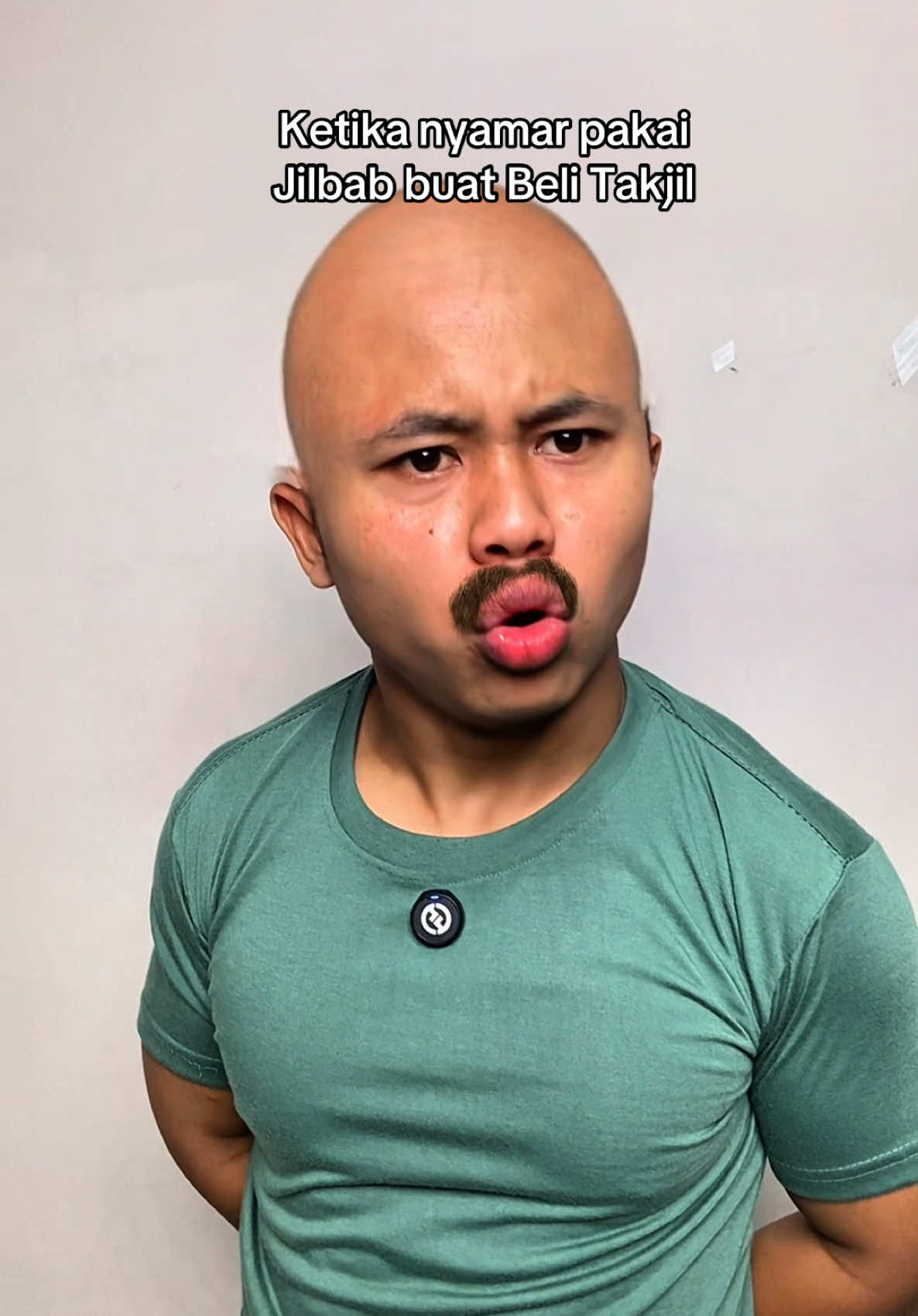 Ketika nyamar pakai jilbab buat beli takjil Tak terlawan emang si samsul ini bah #ardikatamps 