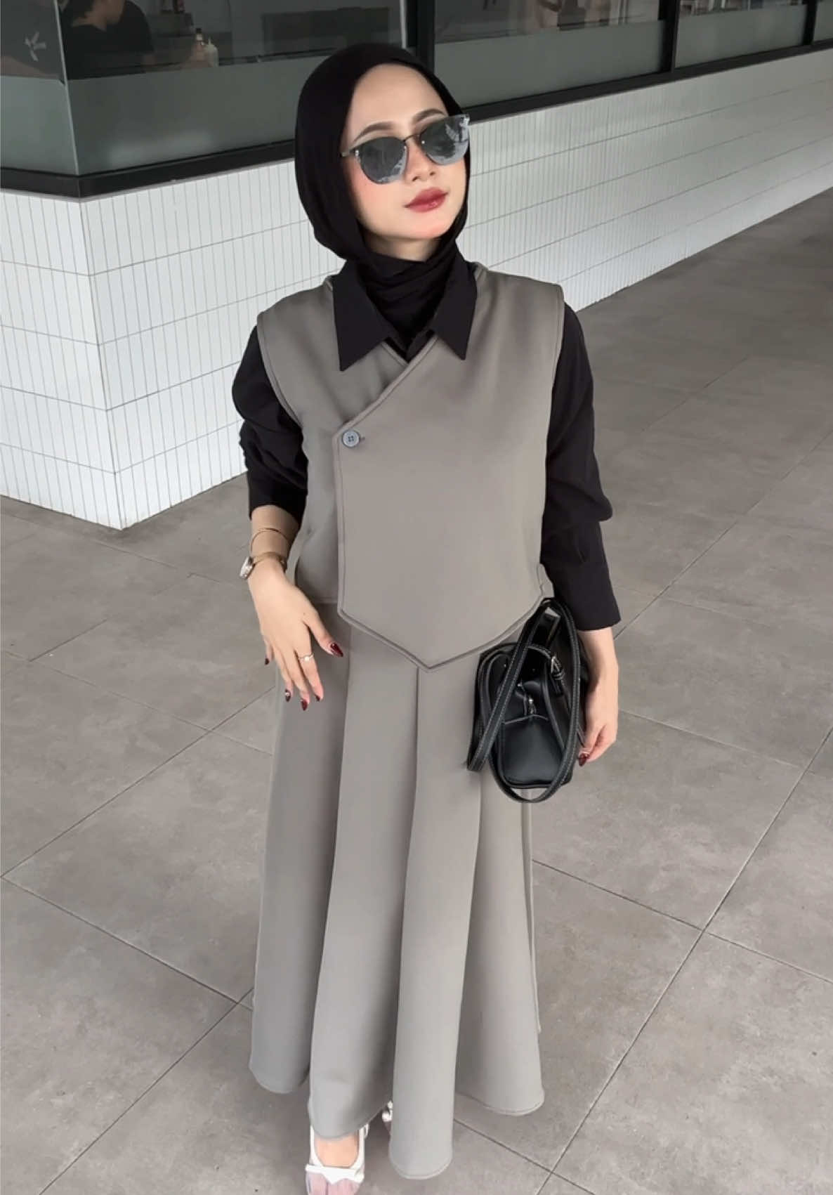 ciptain vibe pure & chill dengan Naomi Set Vest. Outfit dark grey yang simple, cool, dan bikin looks mu makin chic🤍🫶🏻.