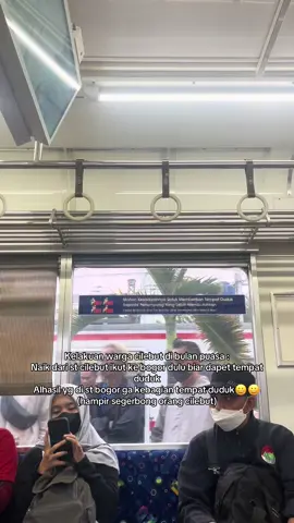 Ya gimana ya namanya juga butuh duduk, semua pada ego masing masing untuk dapet duduk di bulan puasa tpi tidak baik untuk ditiru yagesya #pejuangkrl #anker #krl #commuterline #krlcommuterline 