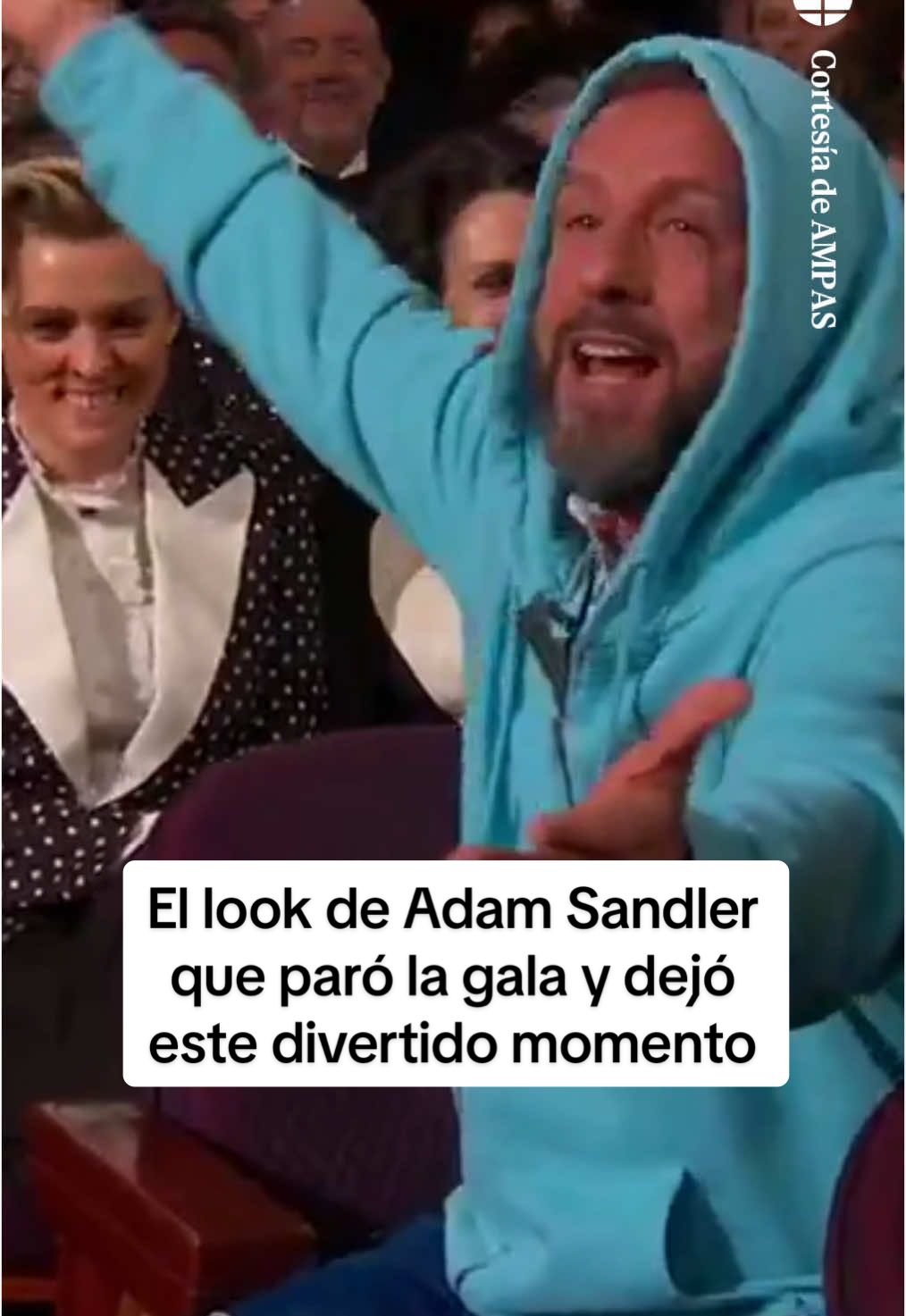 El tremendo look de Adam Sandler que paró la gala y dejó un divertido momento  Conan O'Brien, el presentador, no puedo no pudo resistirse y frenó su discurso para llamar la atención a 