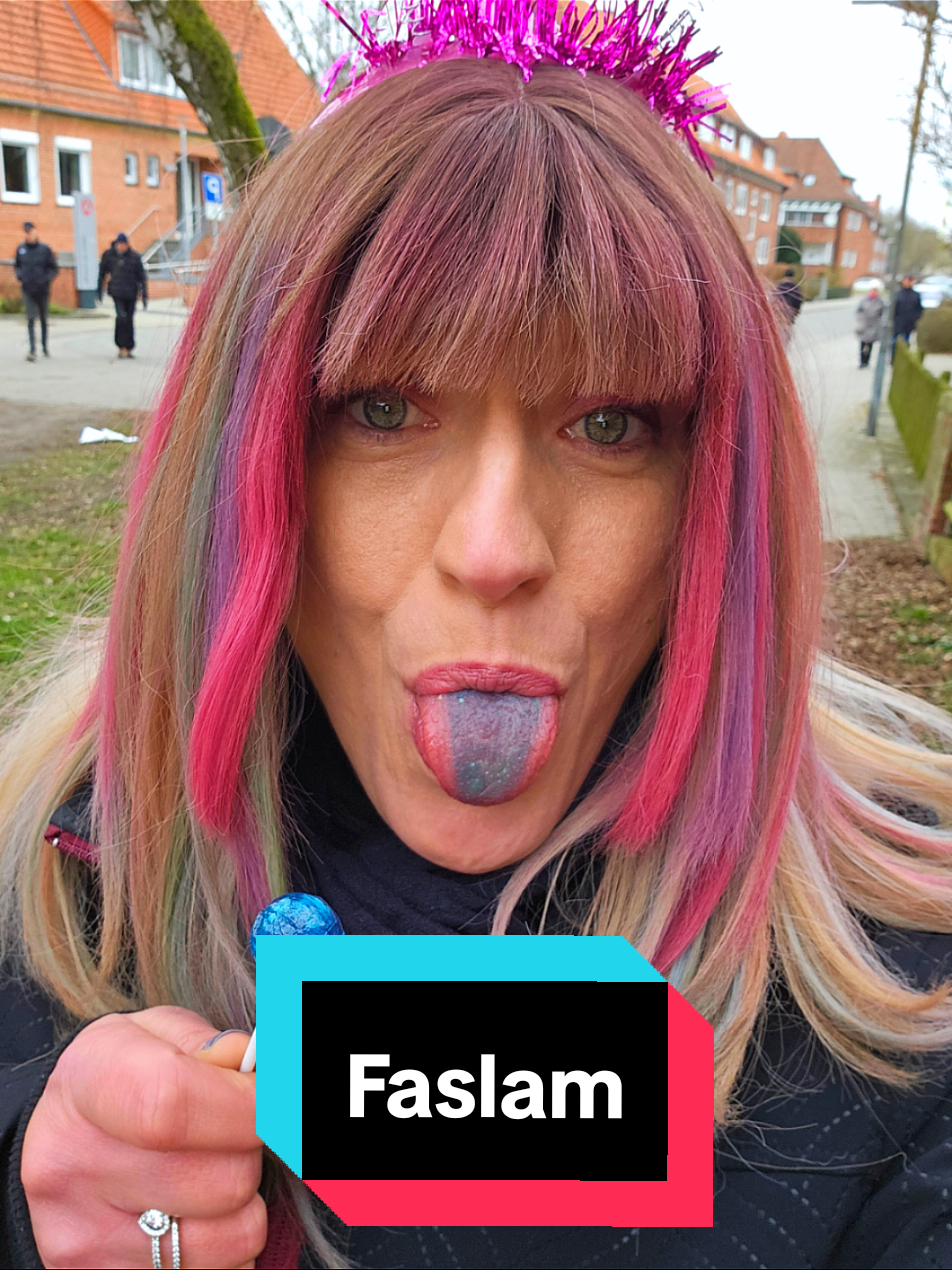 Faslam. Lange nicht mehr da gewesen. Es war sooo schön. Liebt ihr Karneval?  #karneval #faslam #fasching #spassmusssein #schönezeit #zeitgenießen #feiern #powerkätzchen #perücke #tik_tok #fyp #fürdich #kätzchen 