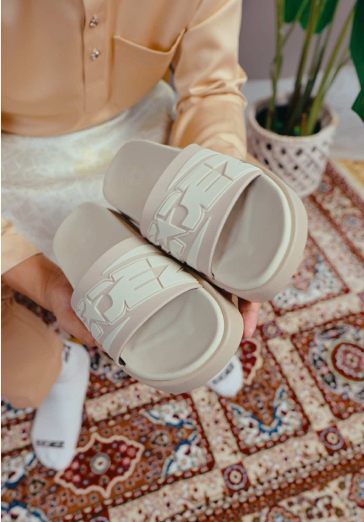 Part 5 | Ready for Raya with Sidez! Step up your festive fit with Sidez Slides—effortlessly stylish, insanely comfortable. Whether it’s open house hopping or chill lepak sessions, your Raya look just got an upgrade! #sidez #gamechanger #streetwear #fyp #SidezSlides #StepUp 
