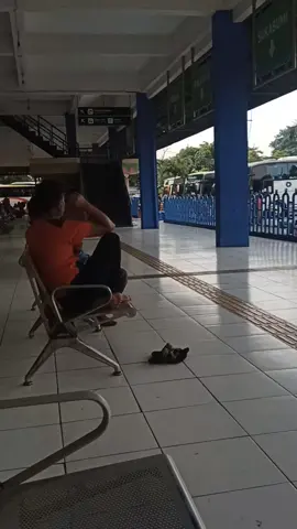 suasana terminal kampung rambutan 