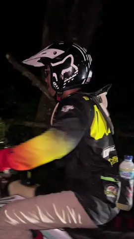 Jalur malam, salfok sama aquanya 🙌 #trail #trailadventureindonesia #trailadventure #trabas #trabasindonesia #adventure #offroad #klxboreup #lewatberanda #trending #trend #fyp #fypシ゚ #fypp 