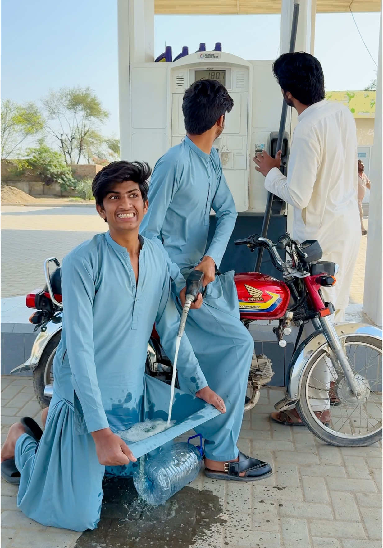 Petrol ⛽️ chori ka anjam😡#crazyproduction01 #trending #flypシ #dilshadayoub02 #foryoupage #usa🇺🇸 #shortstory #teammts #funnymemes #zamzamelectronics 