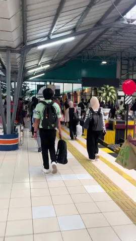 Sekali seumur hidup kita harus merasakan yang namanya jalan sendirian tanpa teman ataupun keluarga #stasiun #keretaapi #stasiunkertapatipalembang #fypage #sadvibes #galaubrutal#palembang #okutimur #sumatera #palembangtiktok 