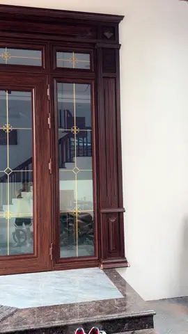 Cửa đi chính 2 cánh liền fix nhôm rolroi bản cánh lớn phào trong, ngoài nhôm rolroi màu vân gỗ trắc cho quý khách tham khảo. 