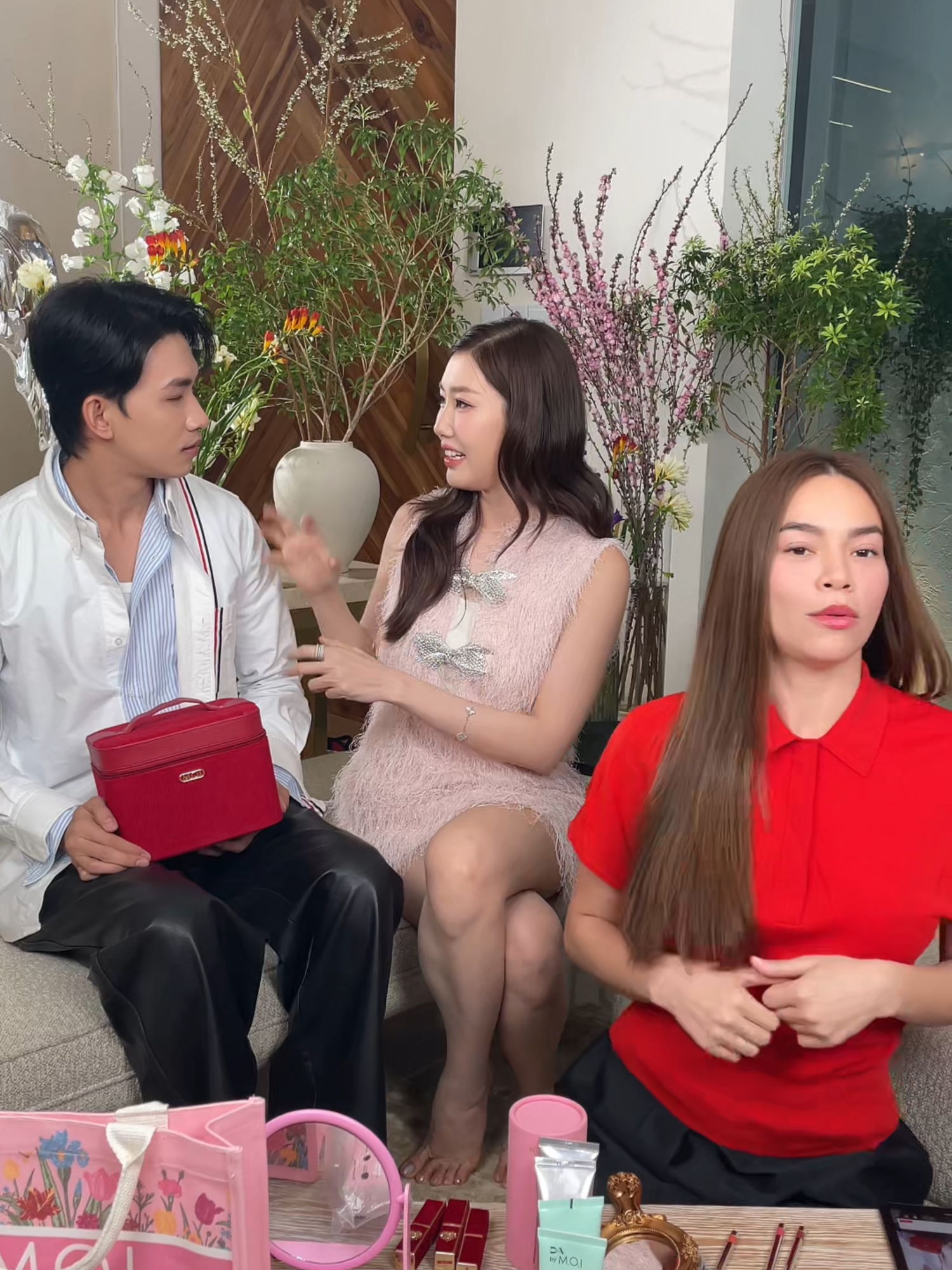 Hồ Ngọc Hà bất lực trước đôi uyên ương Võ Cảnh - Thuý Ngân đến mức bị cho ra rìa 😂 #moicosmetics #makeup #trangdiem #lamdep #sonhongocha #hongocha #xuhuong #viralvideo  #thuyngan #vocanh