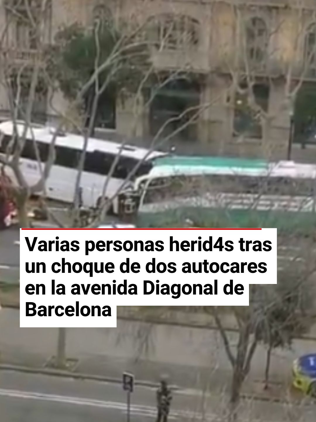 Varias personas han resultado h3rid4s este lunes por la tarde en un choque de dos autocares en la avenida Diagonal de Barcelona, a la altura del número 361, según han explicado fuentes de la Guàrdia Urbana a Europa Press. El accidente se ha producido en la intersección de las calles de Roger de Llúria con la de Rosselló. Según las mismas fuentes, hasta el lugar del accidente se han desplazado efectivos de la Guàrdia Urbana y del Servei d'Emergències Mèdiques (SEM). #barcelona #avingudadiagonal #diagonalbarcelona