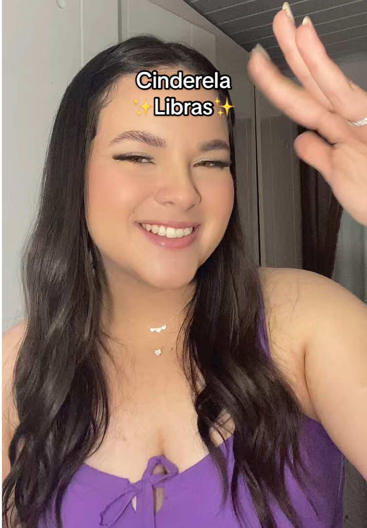 Só em contos de fada mesmo🤭🩵 #librasnotiktok #princesasdisney #princesasemlibras #librasbrasil #cinderela #cinderelaemlibras #traducaoemlibras #personagensemlibras #interpretedelibras 