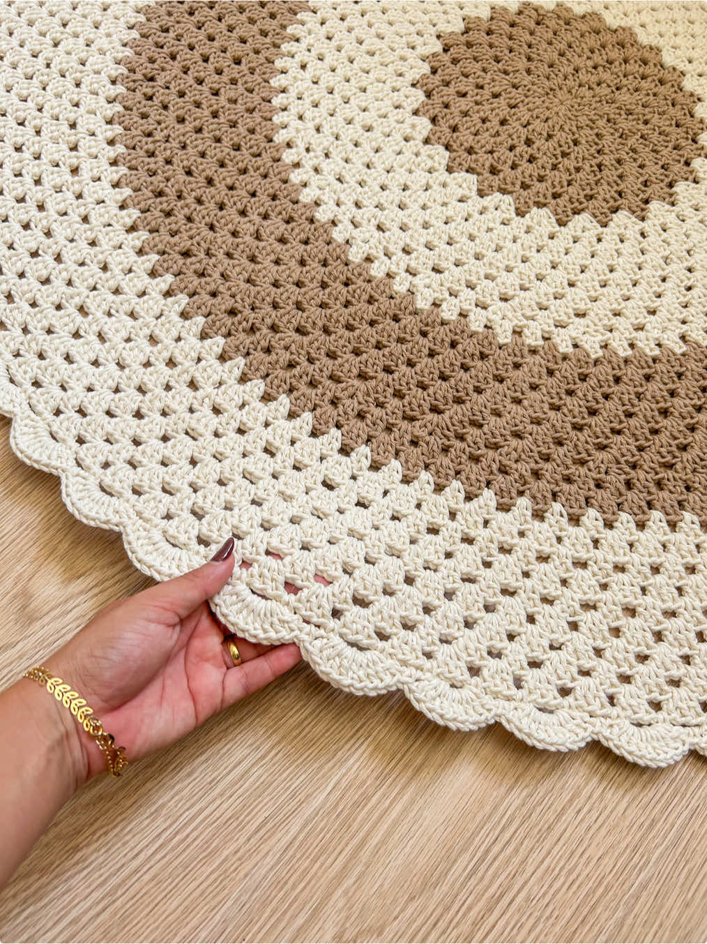 Vem embalar esse tapetão comigo 📦💖🧶 Sempre contendo muito amor e carinho em cada detalhe!  #embalandopedidos #crochet #croche #feitoamao #tapetecroche #tapeteredondo #tapete #tapetesdecrochê #tapetecrochê 