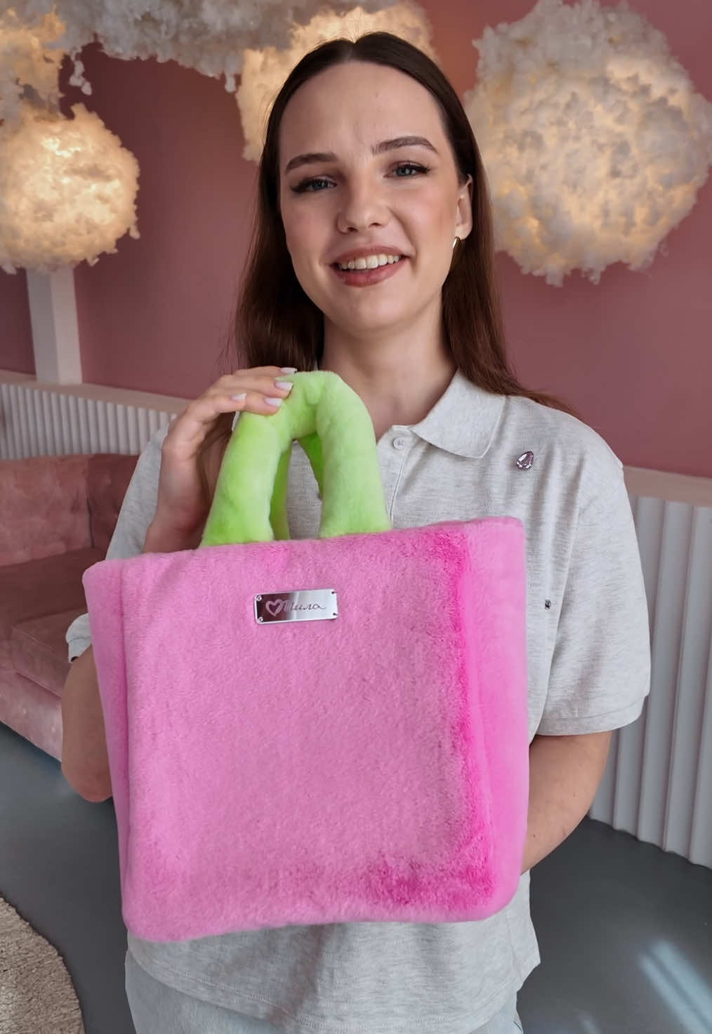 Дарим сумочку с косметикой от Милы! Хочешь получить большой запас уходовой, декоративной косметики и аксессуаров?  💗 Отмечай подружку в комментариях Результат объявим —06.03.2025 у себя в сторис ✨ ❗Только для жителей РБ ❗Количество комментариев не ограничено #mila #мила #розыгрыш #конкурс #косметичка #сумочкамила #акции #косметика #бюджетнаякосметика #уходоваякосметика #декоративнаякосметика #минск #беларусь