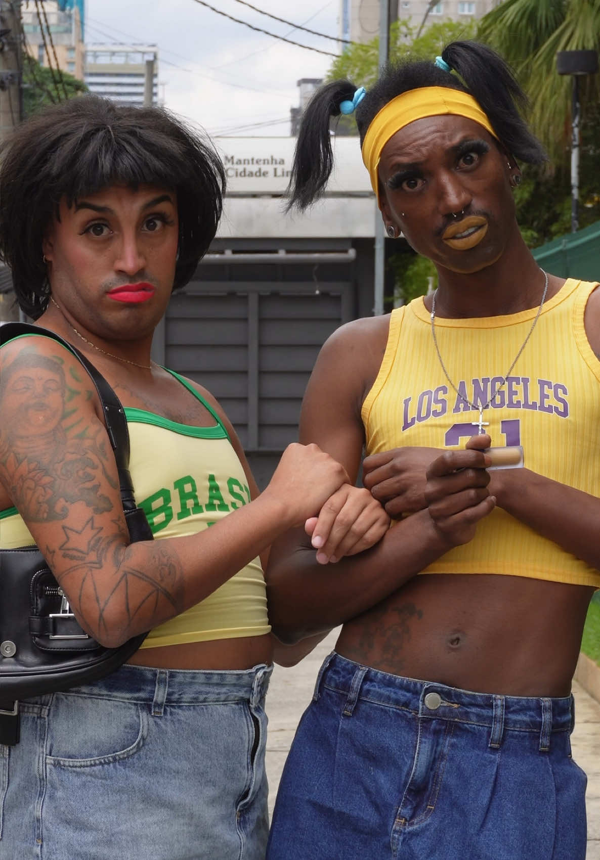 Mi amiga y yo cuando salimos a la calle 😒💅🏾
