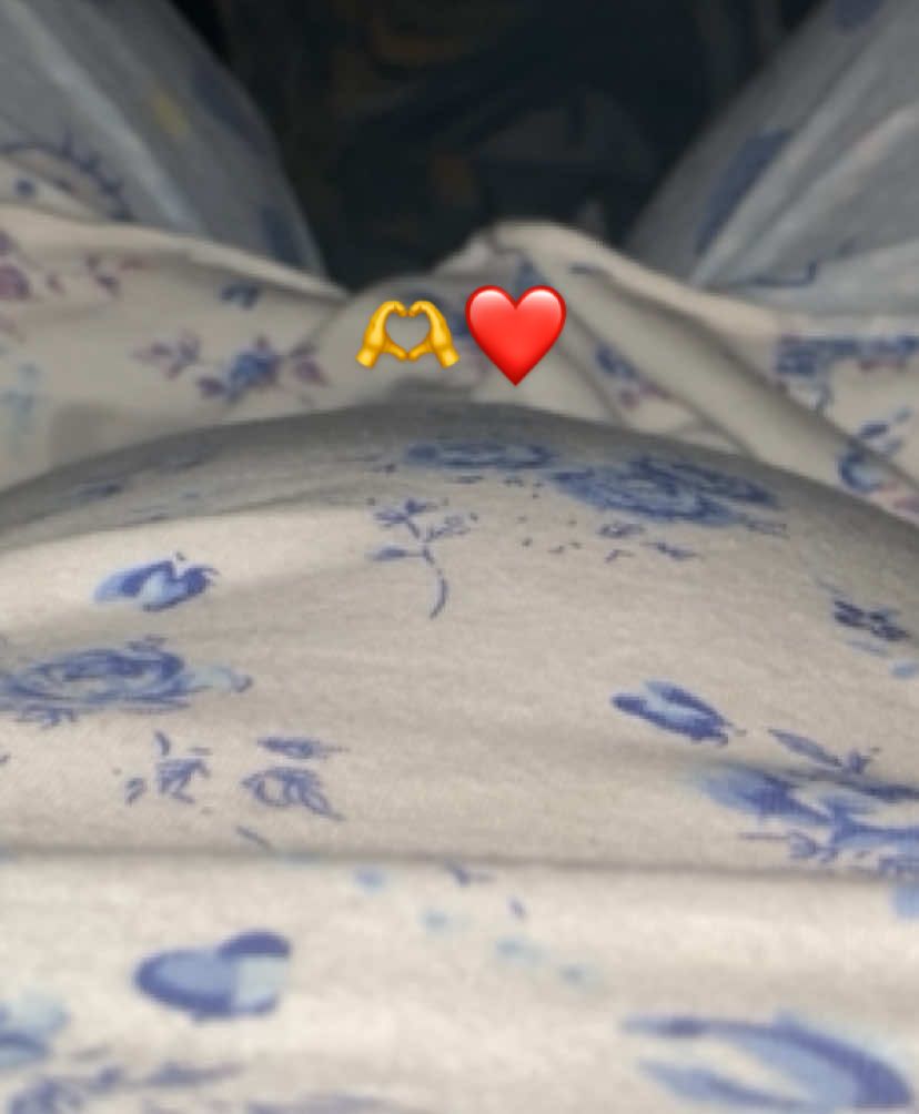 The best feeling🥹😍  kahit masakit anak pinupuyat mo na ako nakikiramdam kadn dahil brday na daddy mo hihi😘 My favorite part of the day is feeling those  kicks🤰🏼👶🏻❤️#babykicks #prenancy #babybump #1sttimemom🤱 #foryoupageofficiall #godisgoodallthetime😇🙏❤️🥰 #foryoupageofficiall #pregnancyjourney 