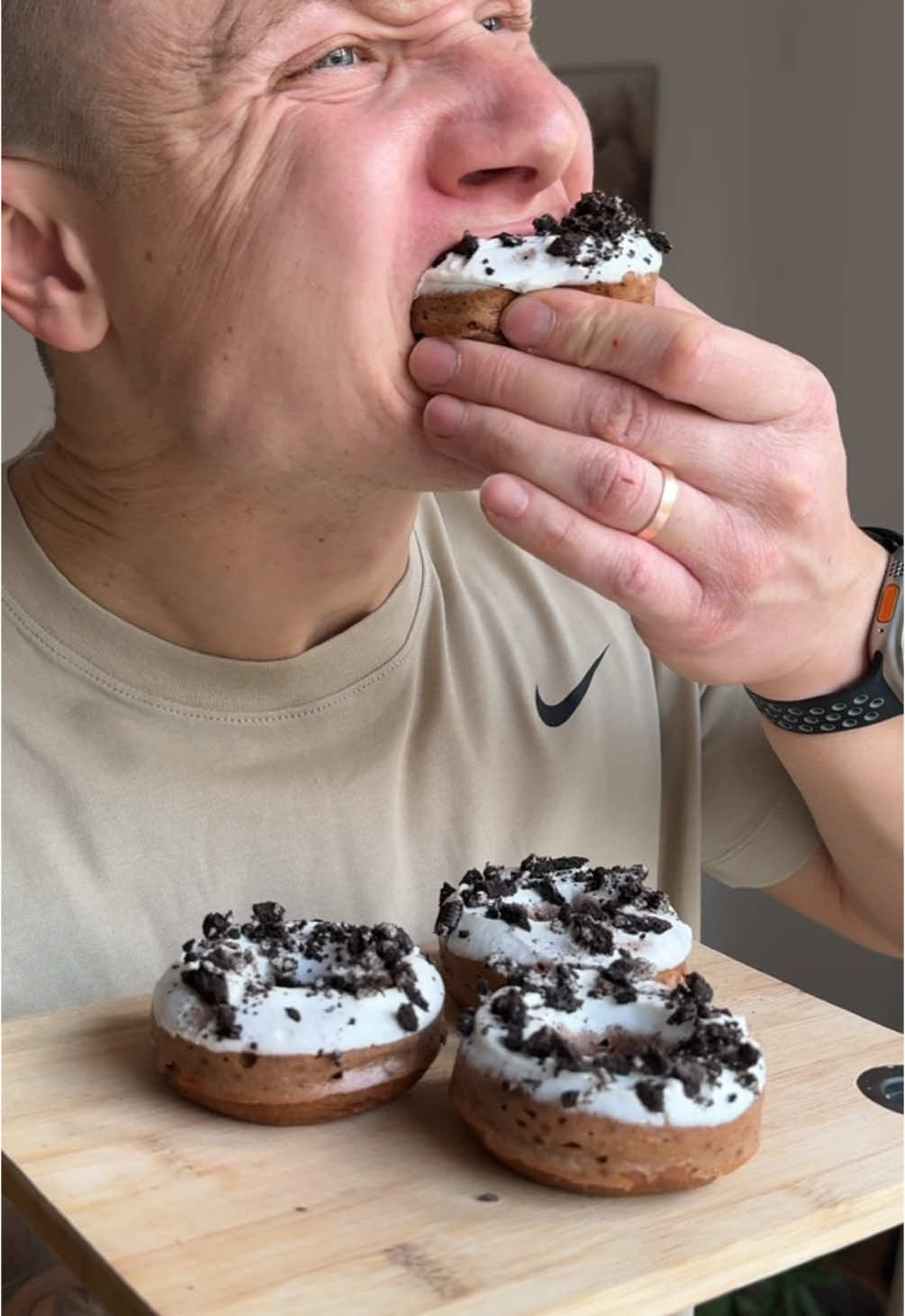 Oreo donuty plné bílkovin, které ti fakt budou chutnat🍩🫡 Myslím, že mám nové oblíbené “kokino” na svačinu🙋🏽‍♂️😀 Ještě, že většinu sladkého jím jen já a Nikča pouze kuchtí😂 140g mouka/190g skyr/ vejce atd už víš🧑🏼‍🍳 #zdraverecepty #donut #jidlo #zdravyzivotnistyl #dieta #hubnuti #kalorie #jidlojelaska #jimezdrave #svacina #dezert 