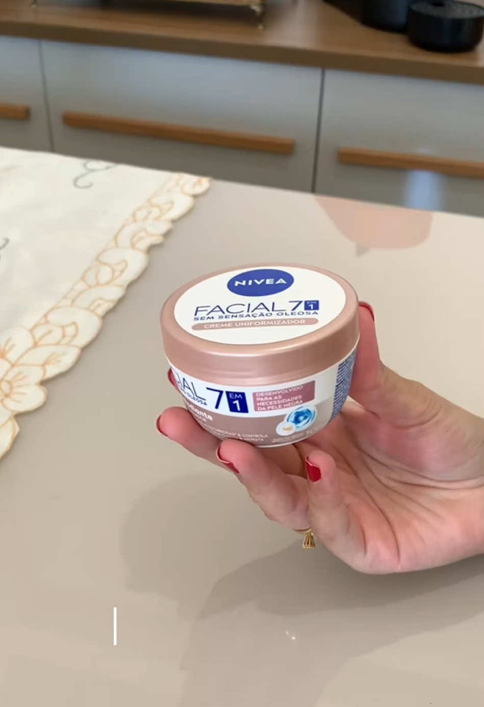 ✨ Testei o Creme NIVEA Facial 7 em 1 e o resultado foi INCRÍVEL! ✨ Ele promete hidratação intensa, redução de linhas finas e uma pele mais firme. Será que cumpre? 👀💙 🔥 Vem ver o efeito na pele! 🔥 #Skincare #NIVEA #Hidratação #PeleSaudável #AutoCuidado #SkincareDiário #DicaDeBeleza #TesteiEAdorei #peleglow 