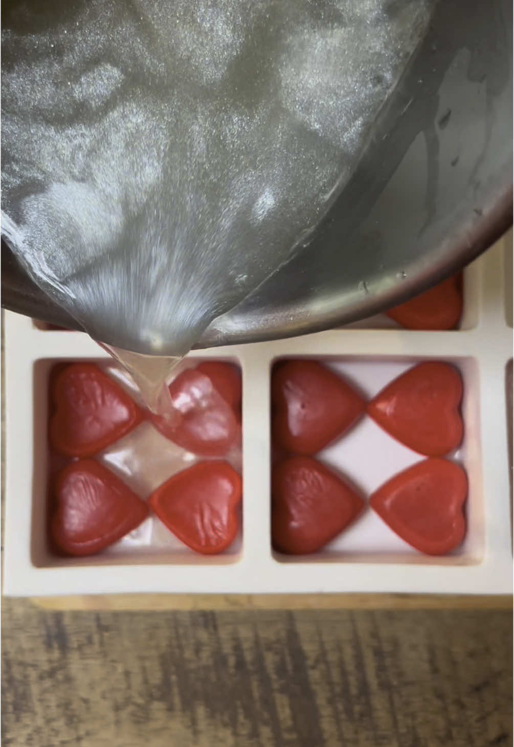 Sabonete com corações!#saboariaartesanal #handmadesoap #emprendimiento #soap #saudeebemestar #doityourself #facavocemesmo #empreendedorismo #bathtime #relaxation #artesanato #empreendedorismofeminino 