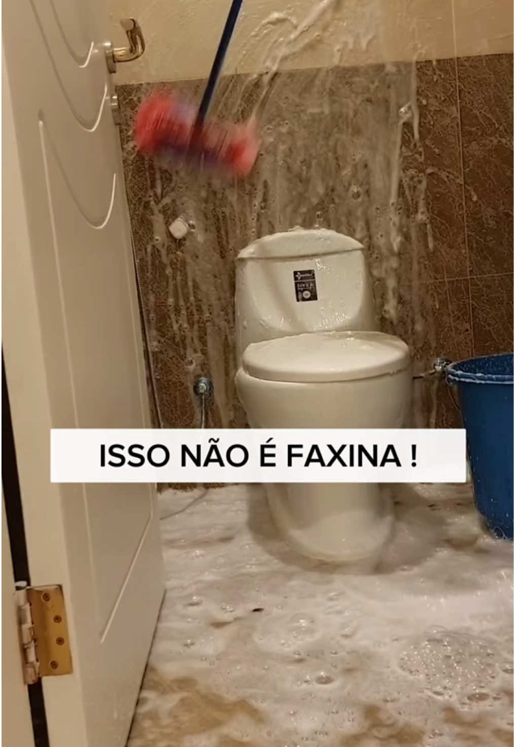 🫣 Parece reforma de tanto bate, bate. 😳 Mas é assim que hoje em dia muitas mulheres limpam suas casas. 😅 Eu também fiz muitas vezes isso e a mangueira dentro de casa era a coisa mais normal pra mim. 😜 Com tanta tecnologia em produtos e utensílios ainda nos deparamos com essa limpeza jurássica. ✅ Estamos no século XXl e você pode seguir esse perfil para mais dicas de limpeza doméstica sem exageros e sem gastar uma caixa d’água para limpar a casa.