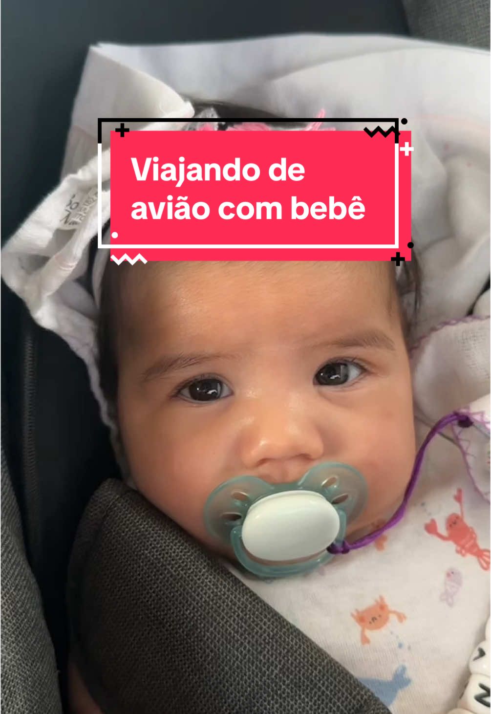 De verdade? A primeira viagem da Luana foi MUITO mais de boa do que eu imaginava. Nesse vídeo eu falo tudo que a gente fez pra tornar esse momento o mais leve possível. AH! Faltou uma coisa: se também for o caso do seu bebê, leve a almofada amamentação. Parece um trambolho, eu sei. Mas ajuda demais a acomodar a criança no voo, mesmo quando ela não estiver mamando. Tô aqui torcendo pra sua viagem ser tão de boa quanto a nossa! E por via das dúvidas, já pega o assento da janela pra evitar qualquer transtorno tá? Me conta aqui, você já levou o seu bebê pra voar de avião? #milhasaereas #viajardeaviao #viagemcombebe #viajarcombebe #bebeviajante #aviaocombebe #criancanoaviao #bebenoaviao #paiefilha #viajarbarato #foryou #fyp 