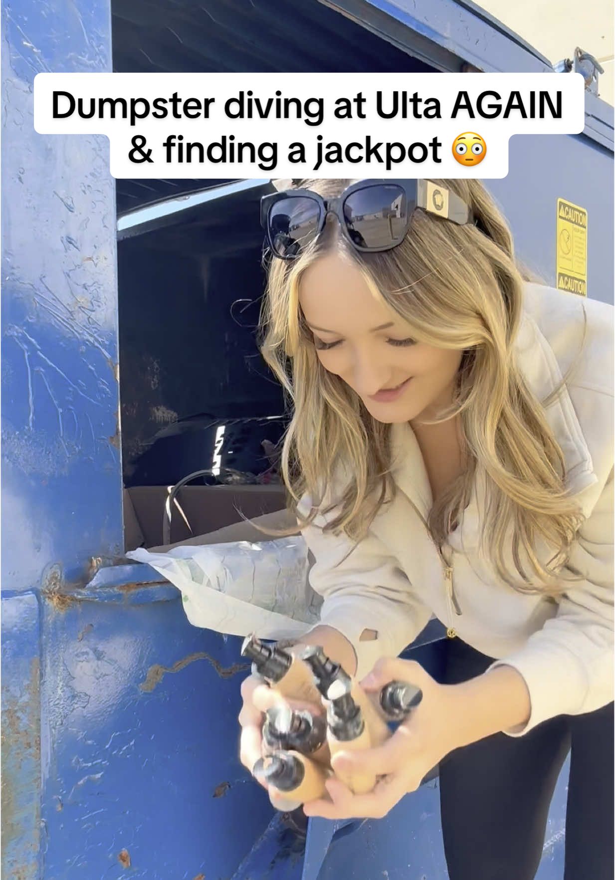 Come see what’s inside this dumpster.. #dumpster#dumpsterdiving #ulta #insane #jackpot #glamourddive 