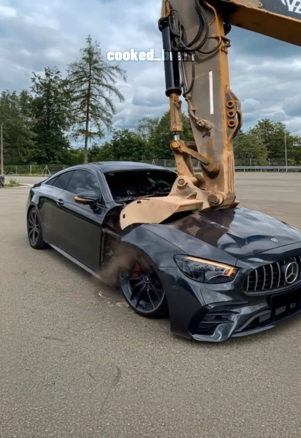 Never have thought that Mercedes would build such unstable cars… #mercedes 