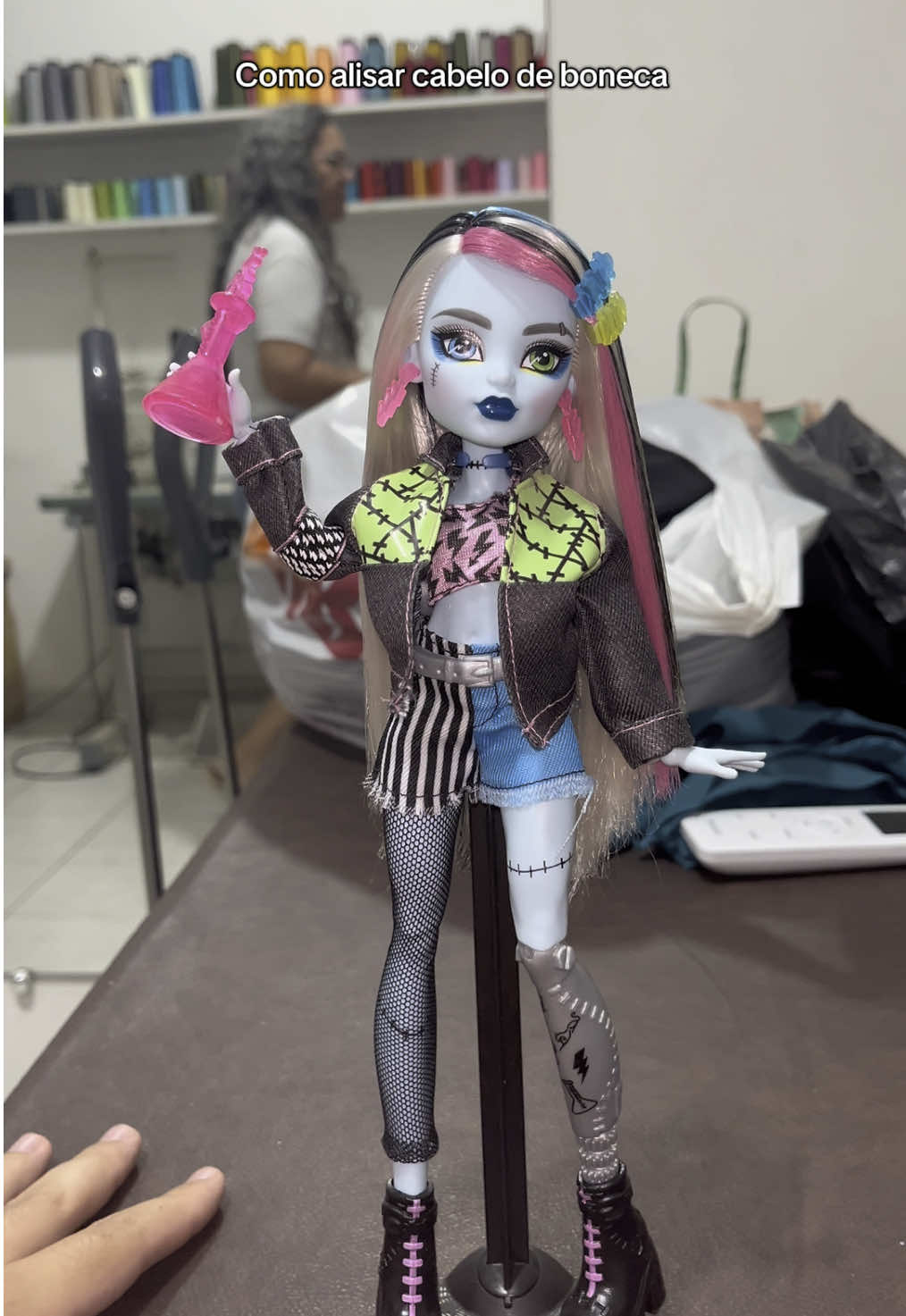Tutorial de alistamento de cabelo de boneca em Frankie core refresh ⚡️#monsterhigh #frankiestein #boneca #cabelo #tutorial 
