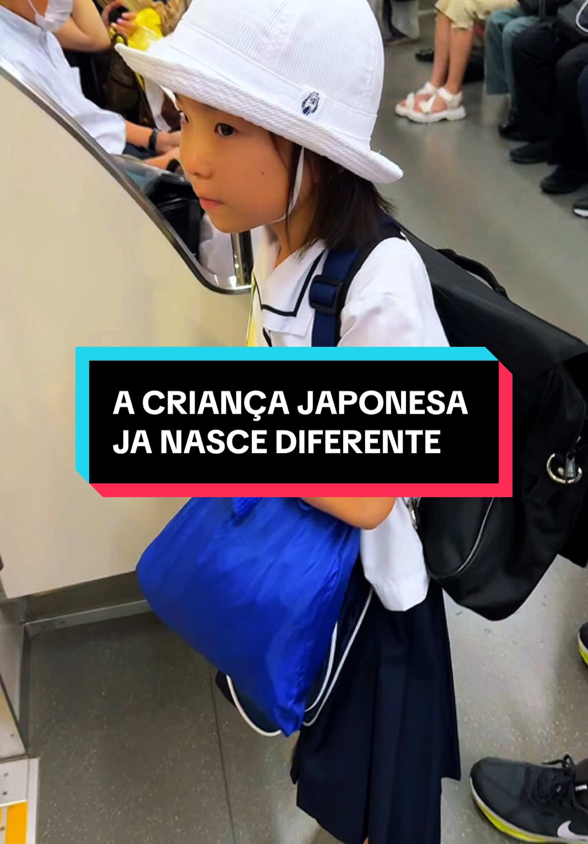 No Japão é muito comum ver as crianças andando de metrô sozinhos. Desde pequeno eles são muito independentes #consantanderconecto #japan 