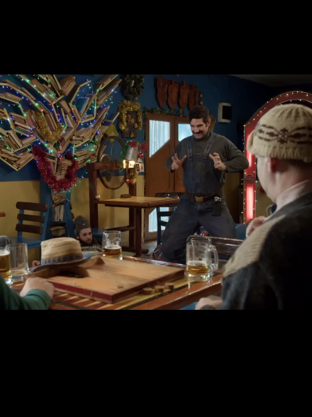 Las fierbinti | Firicel ii bate pe colindatorii din Dridu #lasfierbinti #romania #fyp #foryourepage #tik_tok 