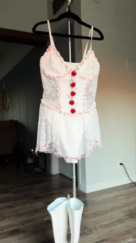 making my @Beyond Wonderland #raveoutfit 😋 i need to fill in the empty space on the back!  #beyondwonderland #beyondwonderland2025 #rave #ravefit #insomniac #beyondwonderlandsocal #beyondsocal #diyraveoutfit #diycostumes #diyravefit #cakecorset #diycakecorset 